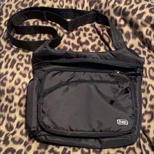 Lug crossbody